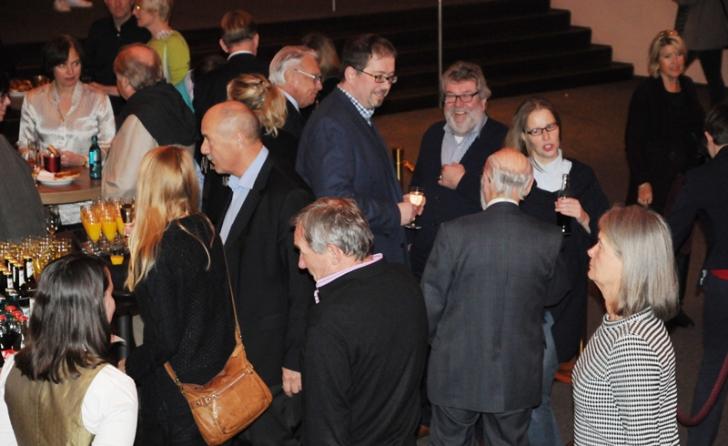 Menschen an Theke