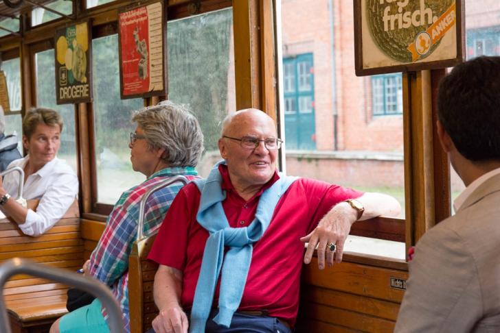 Besucher in der Straßenbahn