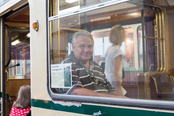 Besucher in der Straßenbahn