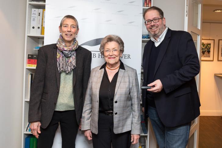 Edelgard Wollny (Mitte) mit Katharina Kümpel und Torsten Hamacher