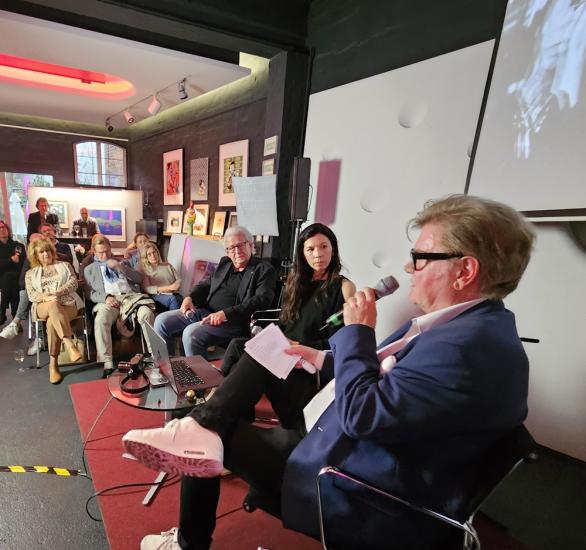 Moderator Klaus Ritgen mit Franziska Stünkel und Co-Moderator Marc Theis