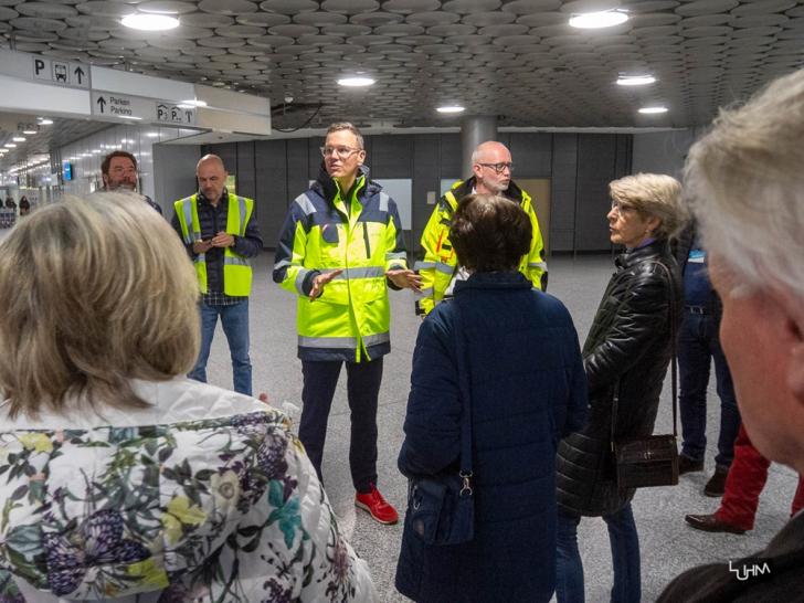 Presseclub-Mitglieder bei der Flughafen-Führung