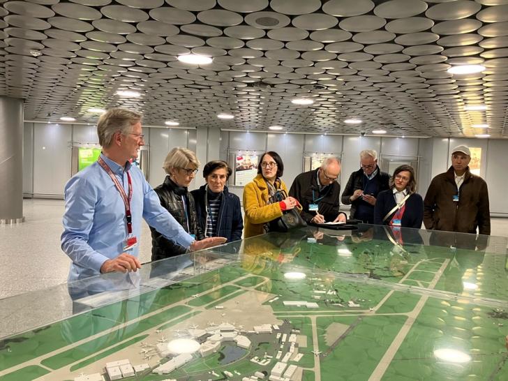 Erläuterungen am Flughafen-Modell, Foto: Lily Knake