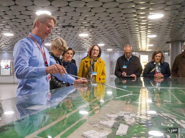 Erläuterungen am Flughafen-Modell, Foto: Thorsten Luhm