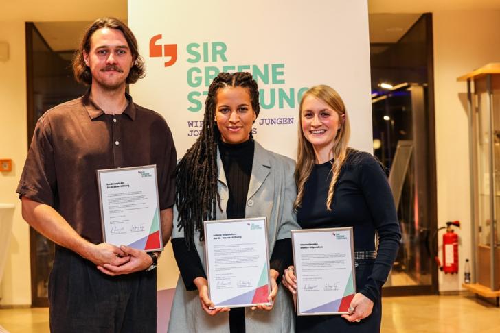 Die glücklichen Gewinner Lenny Steinhauer, Olivia Samnick und Carmen Maiwald (von links)