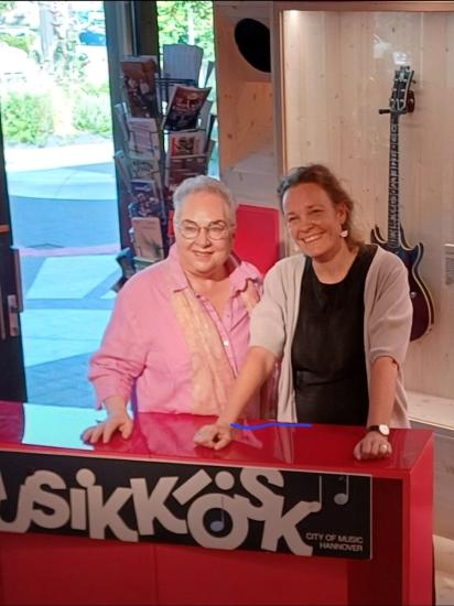 Dr. Sabine Wilp (links) und Eva Bender im Musik Kiosk