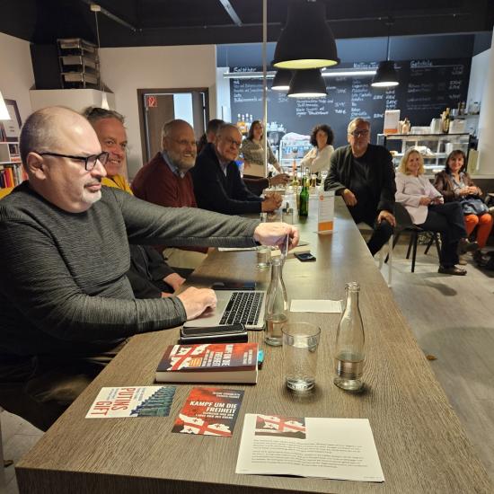 Teilnehmer im Café Ausblick