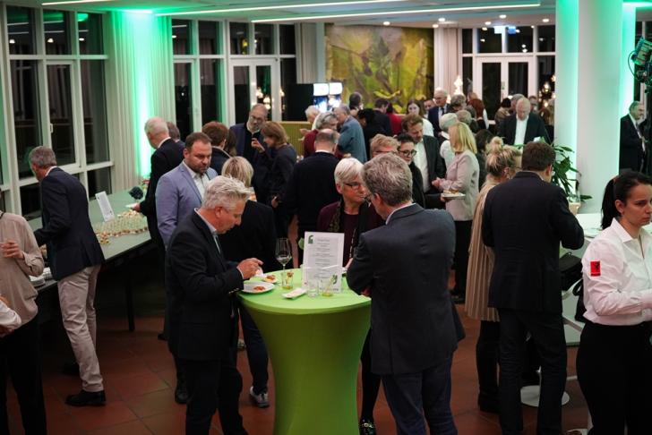 Gespräche und Networking bei Fingerfood – Foto: Jette Ströwer
