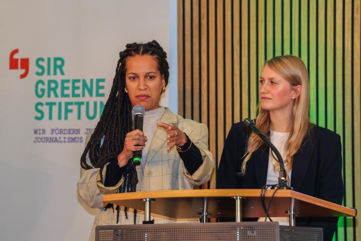 Olivia Samnick (links), Leibniz-Stipendium 2024, berichtete über ihr Projekt – Foto: Frank Wilde