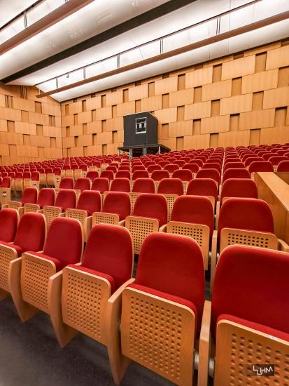 Im Großen Sendesaal: Die Löcher dienen der Akustik – Foto: Thorsten Luhm