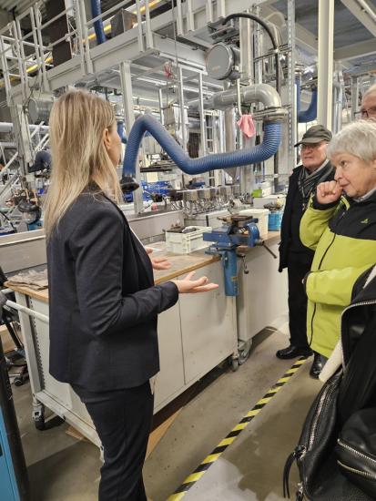 Besucher im Kunststofftechnikum