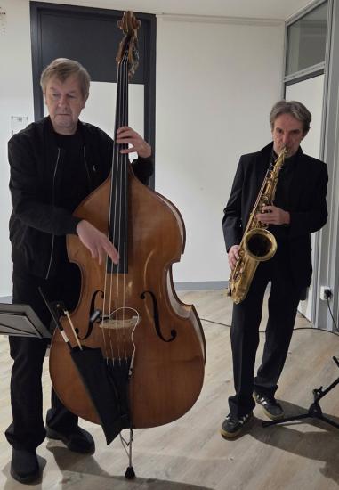 Jan Hupe (Saxophon) und Peter Stoschus (Kontrabass) begleiteten die Veranstaltung musikalisch