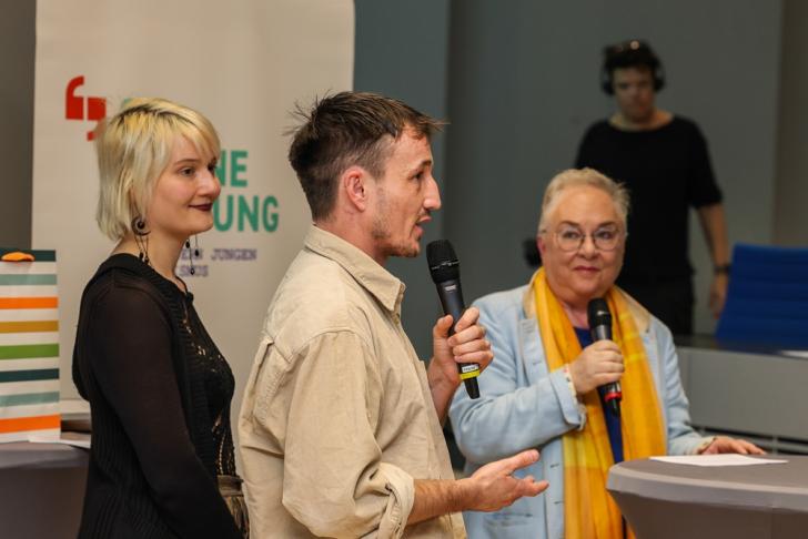 Dr. Sabine Wilp im Gespräch mit Lukas Wiehler und Lisbeth Schröder, Stipendiaten 2025