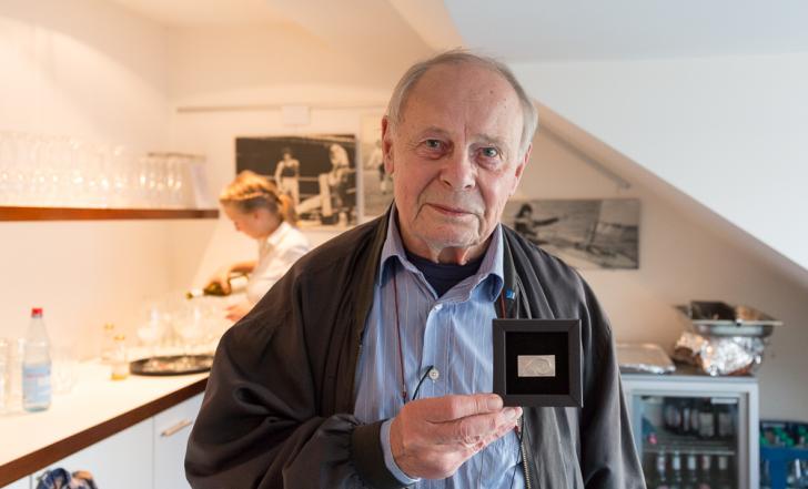 Friedrich Oehler mit der Medaille