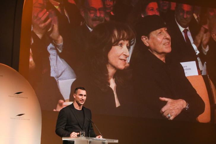 Klaus und Gabi Meine lauschen der Laudatio