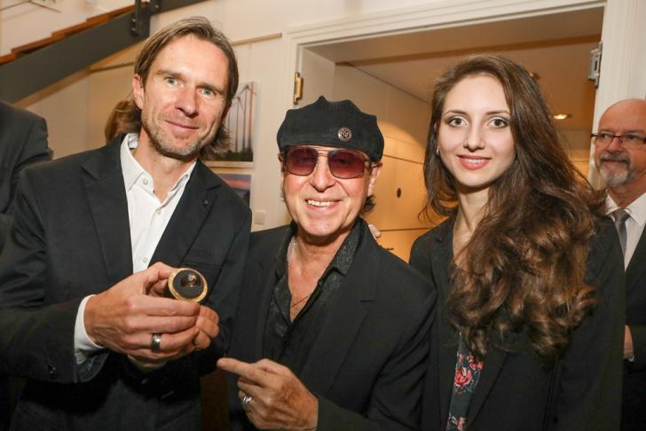 Klaus Meine mit den Goldschmieden des Ehrenrings