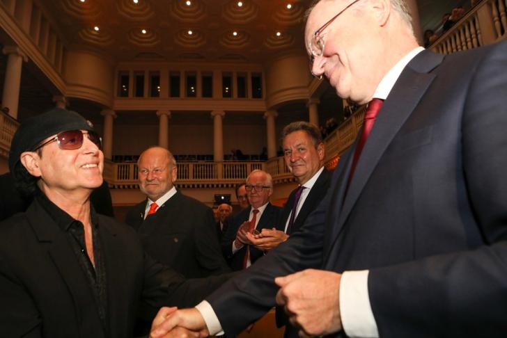 Ministerpräsident Stephan Weil begrüßt Klaus Meine