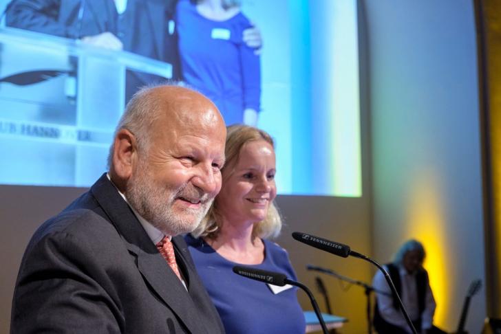 Jürgen Köster gratuliert Karin Lahmann zur gelungenen Organisation der Veranstaltung