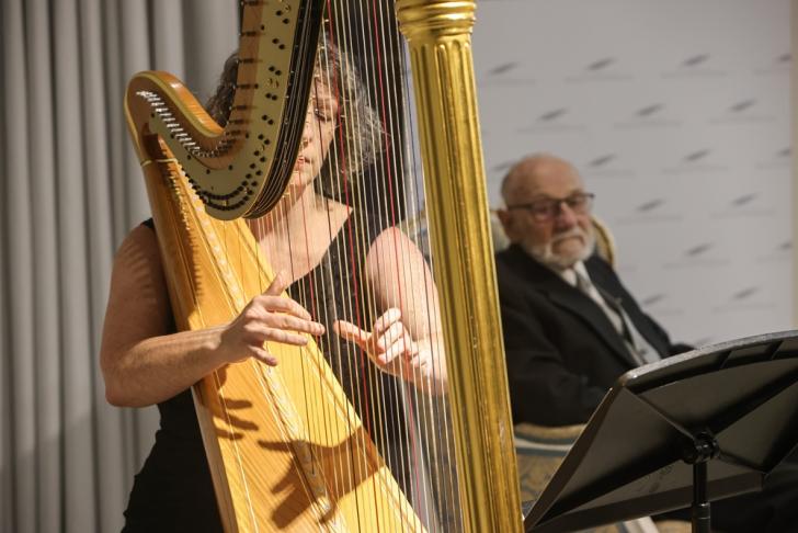 Musikalische Einstimmung durch die Harfenistin Ruth-Alice Marino