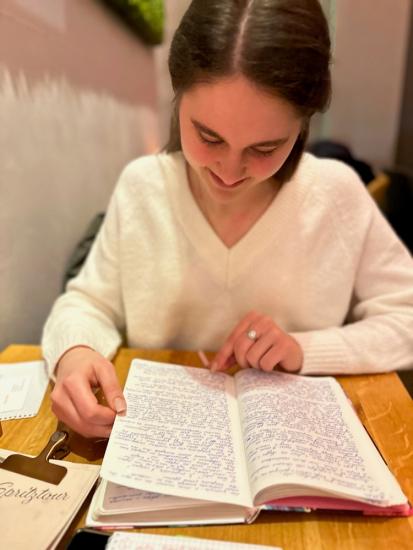 Die Autorin spricht über ihr Buchprojekt. Das auf Russisch geschriebene Tagebuch dient als Vorlage.  Foto: Holger Bahl