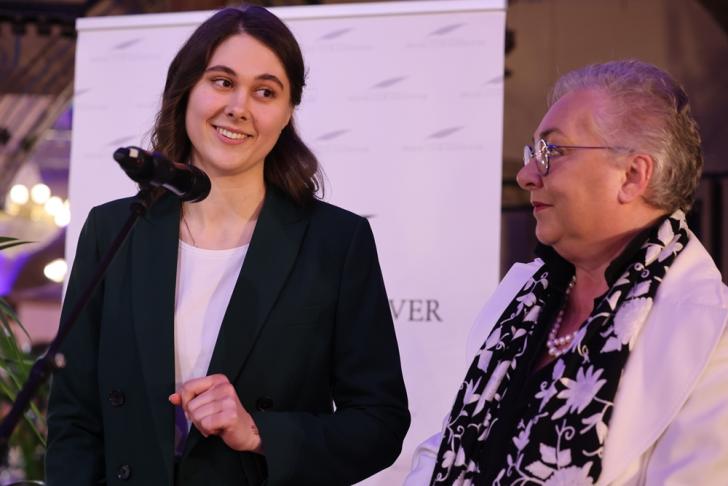 Bei der Verleihung des LeibnizRingHannover: Maria Nikonova im Gespräch mit Sabine Wilp.  Foto: Franz Fender