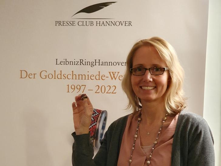 Gewinnerin Andrea Spielmeyer mit dem Siegerring