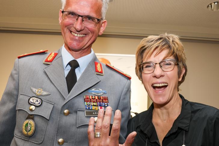 Preisträger Jens Arlt mit Laudatorin Annegret Kramp-Karrenbauer